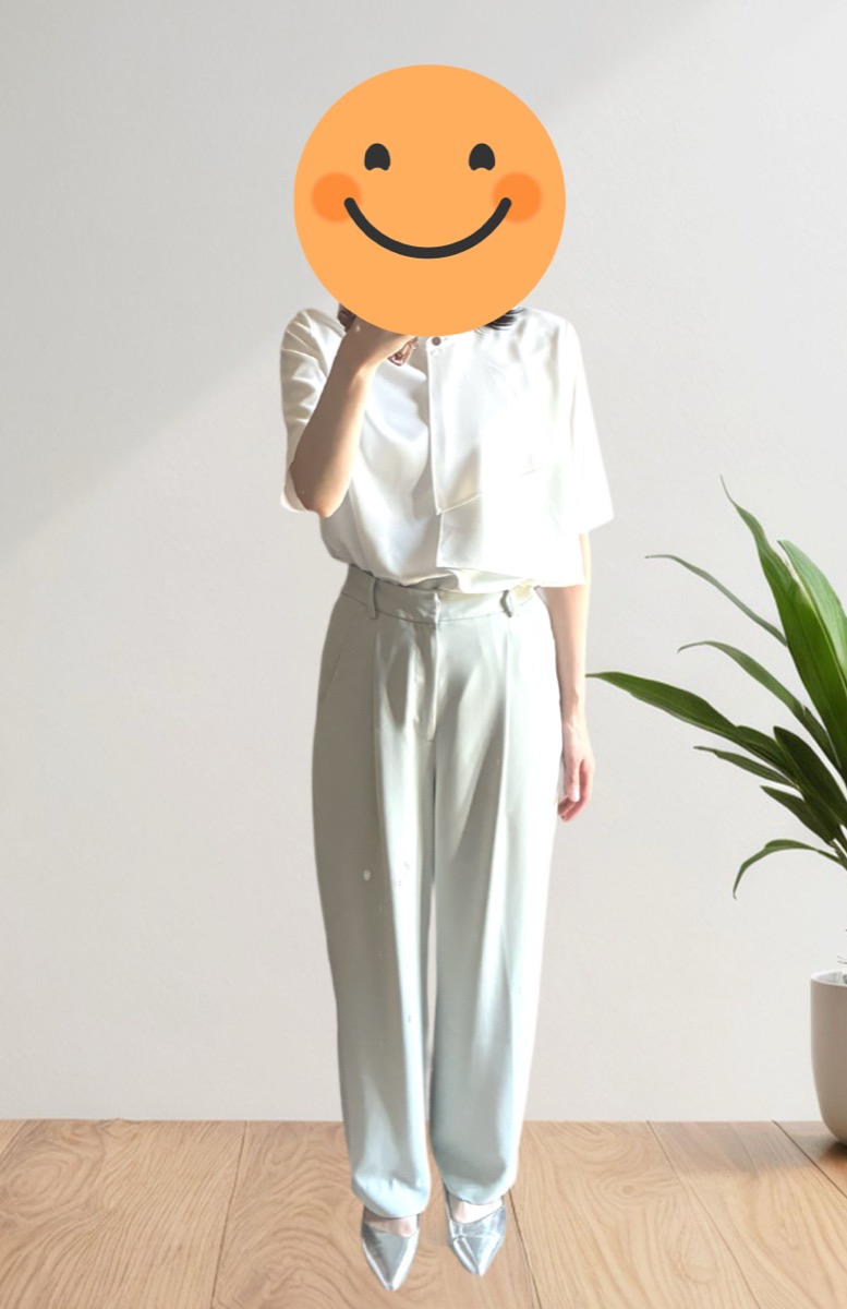 エアークローゼット 白ブラウス×ペールグリーンパンツ オフィスコーデ着用