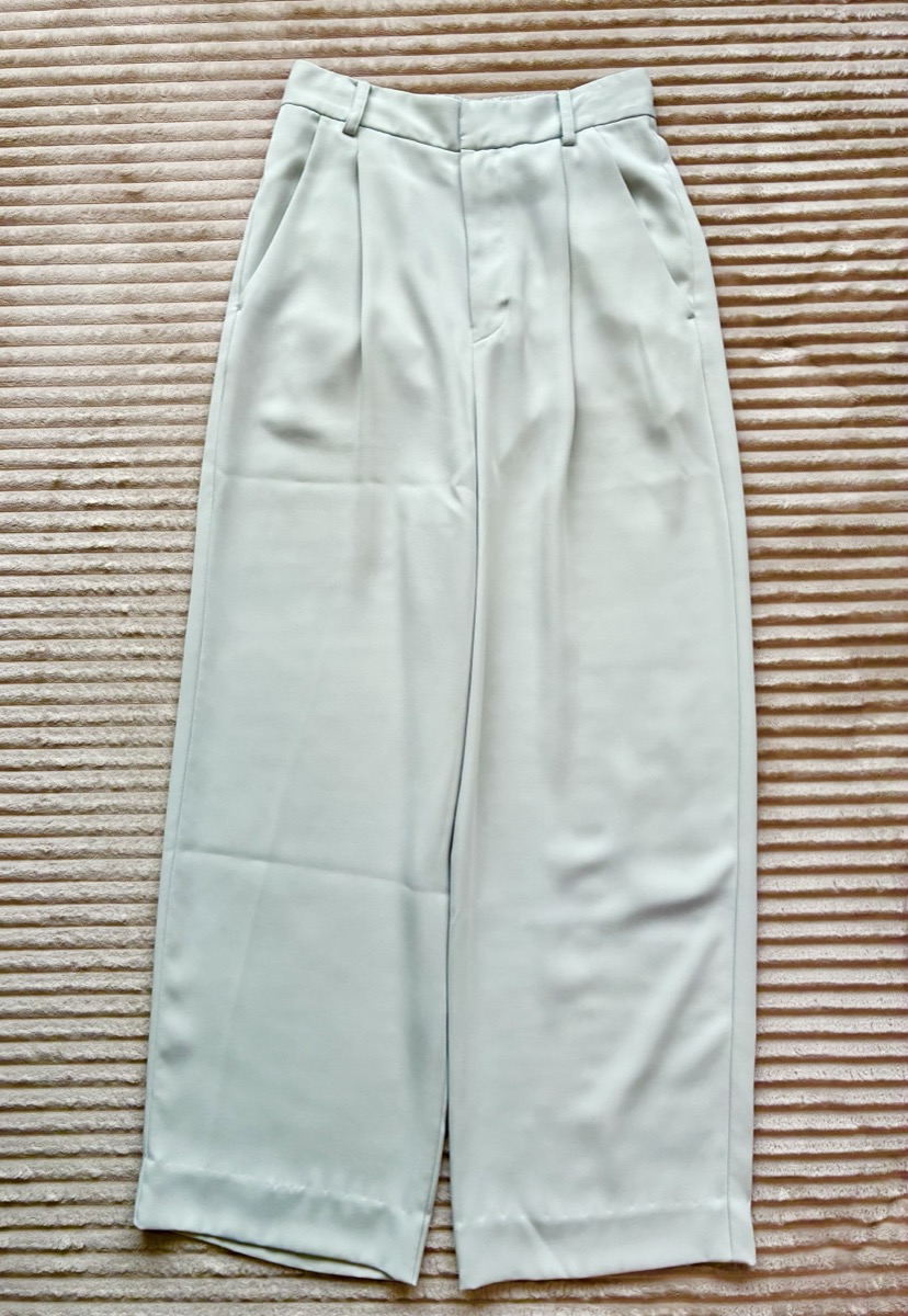 エアークローゼット ペールグリーン センタープレスワイドパンツ 平置き