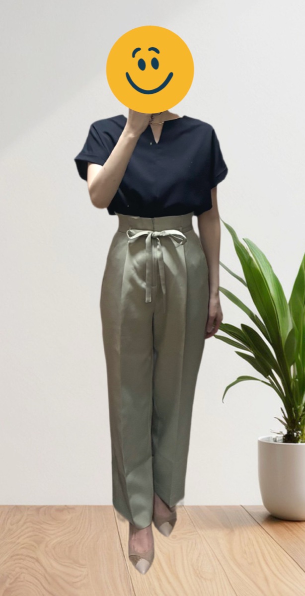 エアークローゼットで届いたトップスとミントグリーンのパンツのコーデ。上下ともレンタルの服の組み合わせ
