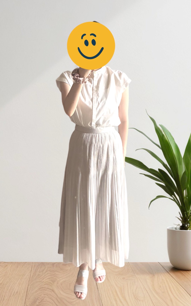 エアークローゼットで届いた白のシャツブラウスとプリーツスカートのコーデ。フレンチスリーブの袖が肩に合わなかった例