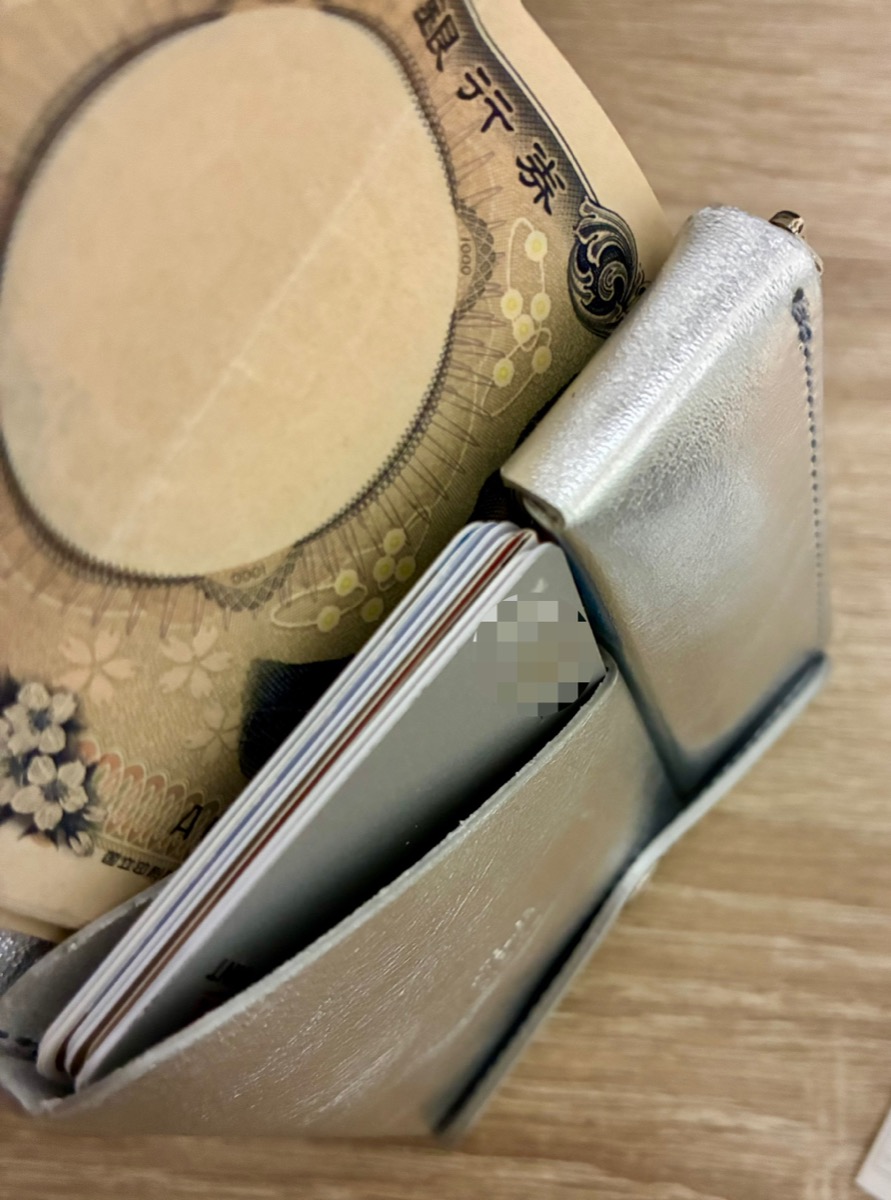 mokuの二つ折り財布のお札差し込み口。お札を折らずにすっと入る