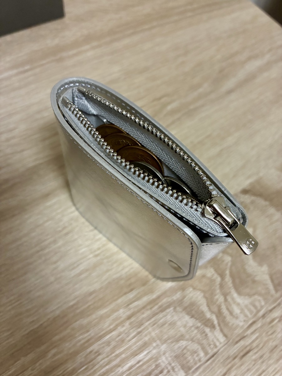財布を開かずに小銭入れだけを開けた様子