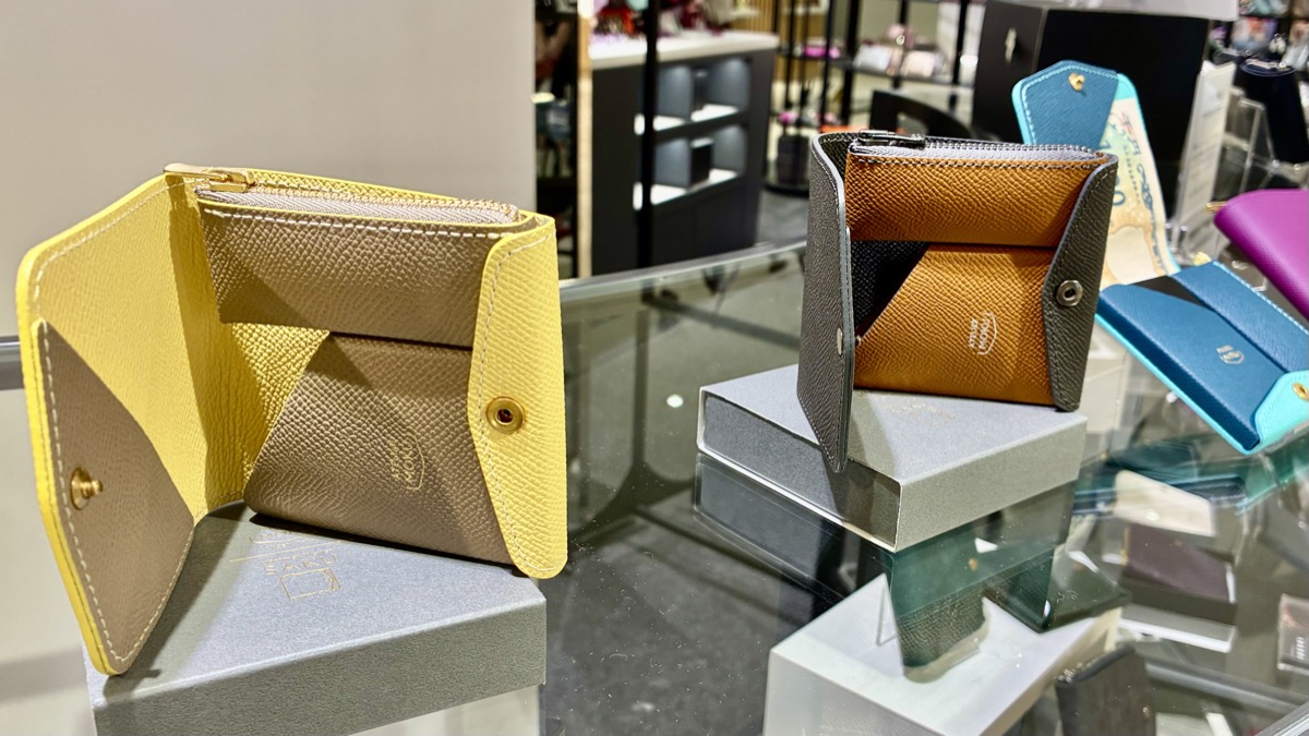 店舗に並ぶATELIER mokuの財布のカラーバリエーション