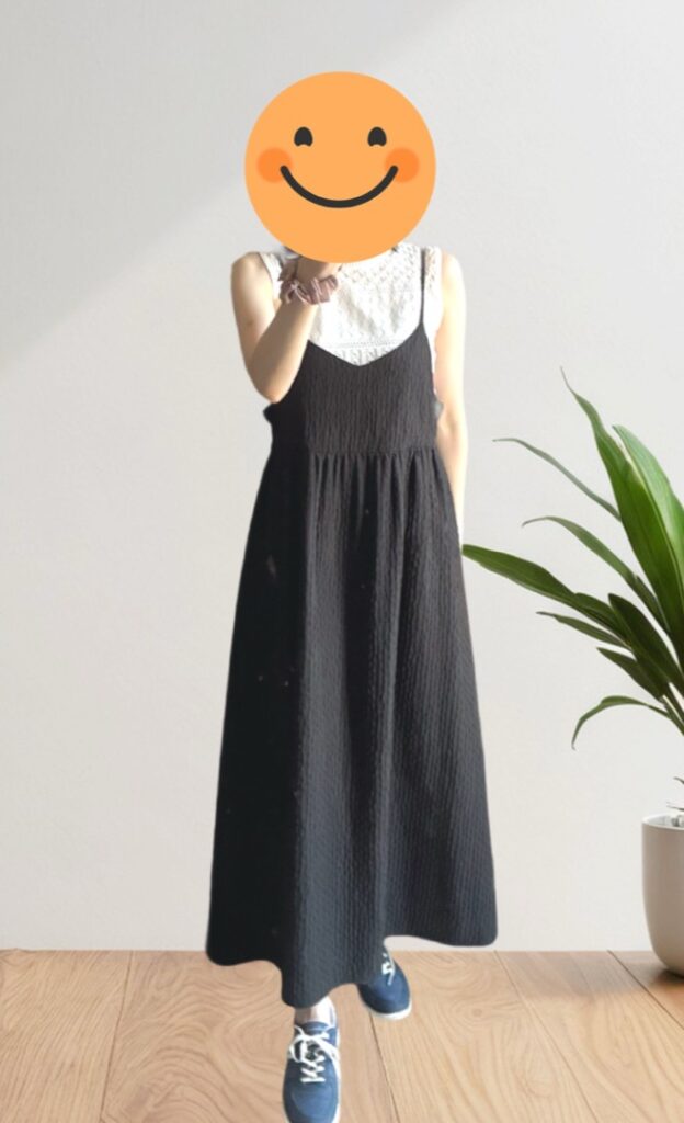 エアークローゼット1回目に届いた黒のキャミワンピースに白いレースのノースリーブを重ねた休日コーデ