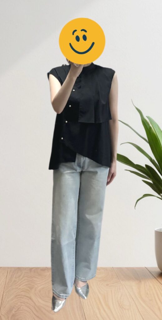 買い取った黒のノースリーブブラウスを手持ちのデニムとシルバーのパンプスに合わせた休日コーデ