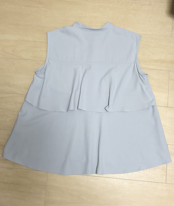 2回目に届いたブルーグレーのノースリーブブラウスの背中のフリル
