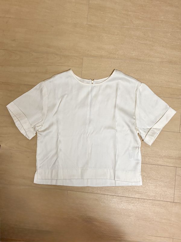 6回目に届いたオフホワイトのサテンブラウス