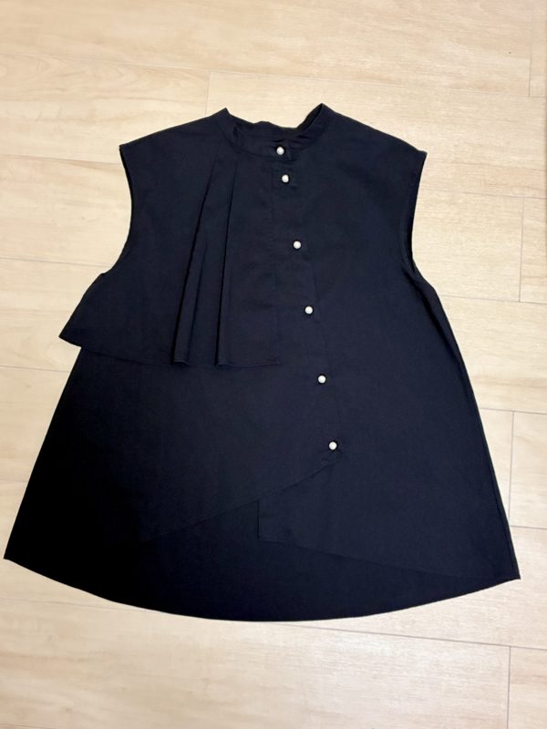 7回目に届いて買い取った黒のノースリーブブラウス