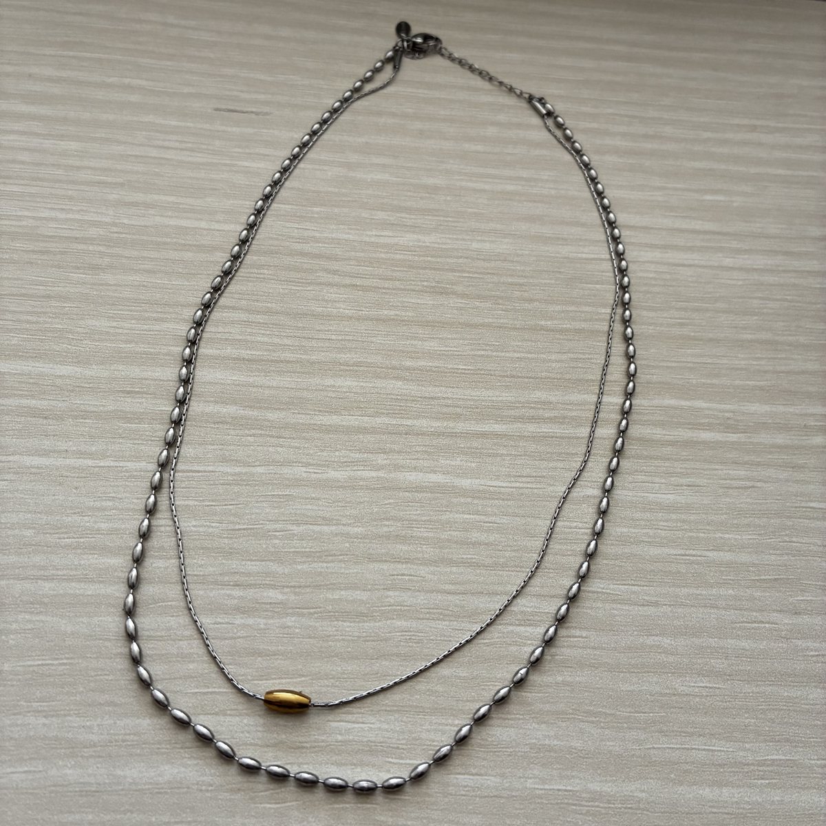 AJIROのダブルチェーンネックレス(シルバーとゴールドのバイカラー)を平置きした全体