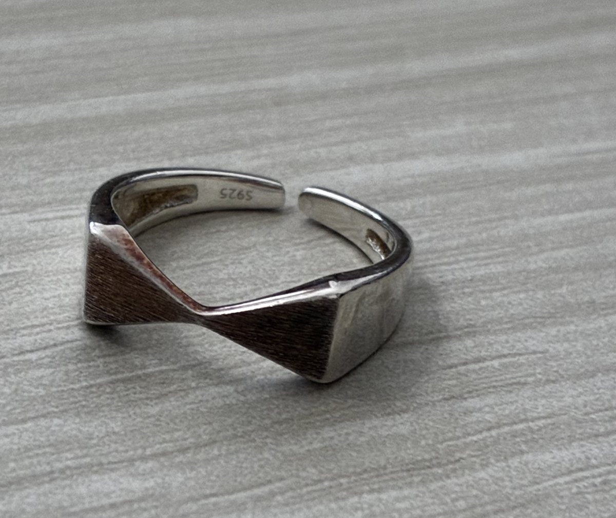 AJIROのリングの内側に入った925の刻印