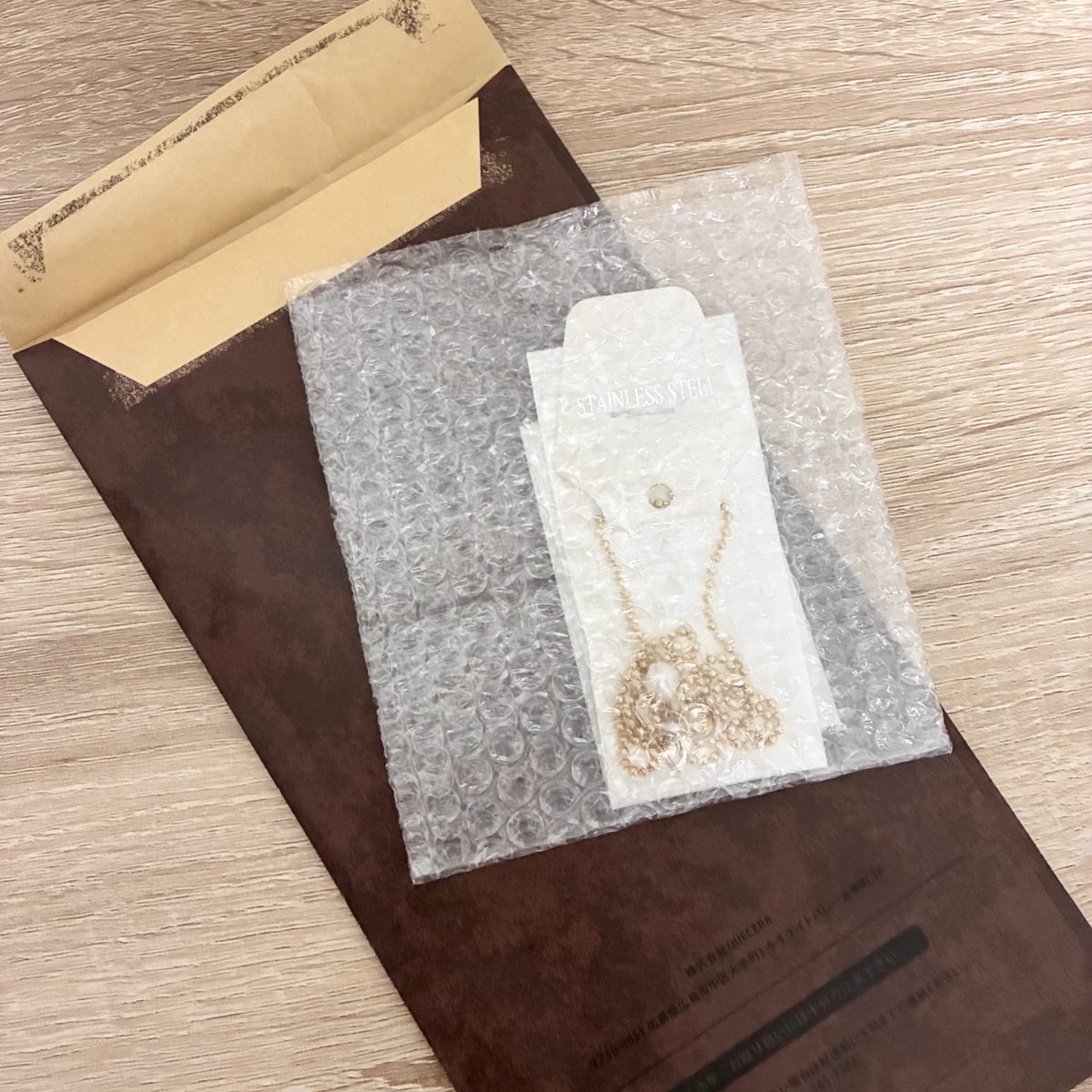 クリームドットから届いたネックレスの梱包(封筒とプチプチの袋)